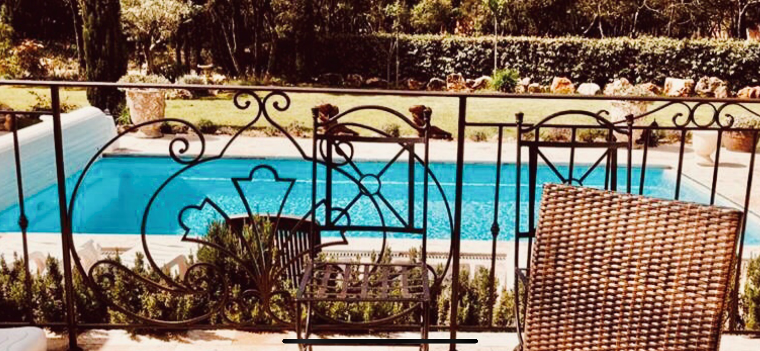 Piscine vue des terrasses couvertes