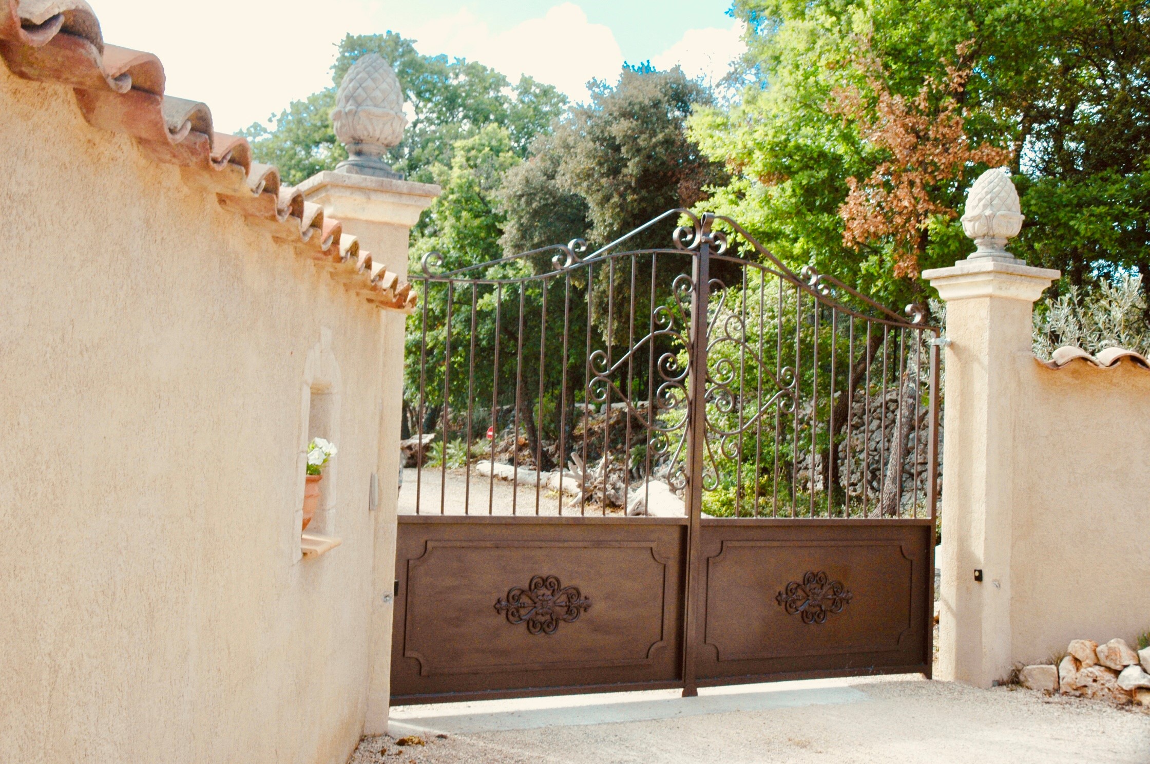 Portail électrique d'entrée du Clos de la Sarriette